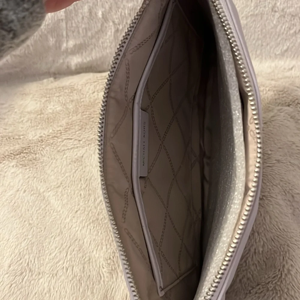 EUC Micheal Kors jet set large zip pouch. - Picture 4 of 7